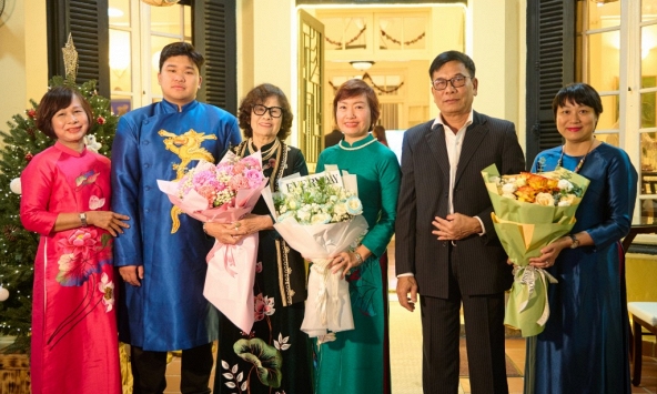 Phụ nữ đầu tiên tại Việt Nam được phong tặng danh hiệu MBE của Hoàng gia Anh 