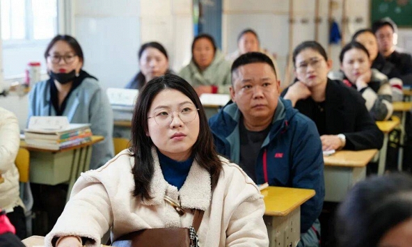 Giáo viên 30 năm nói thẳng: Không biết tiên tri nhưng nhìn vào nhóm chat phụ huynh, tôi biết đứa trẻ nào sẽ vượt trội trong tương lai