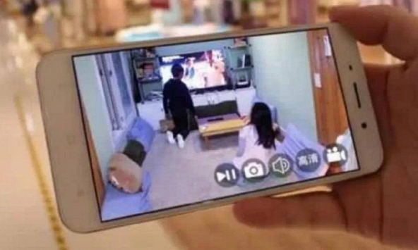 Thuê bảo mẫu trông con, con trai 8 tuổi cứ 9 giờ tối là buồn ngủ, bố kiểm tra camera rồi thưởng gấp cho bảo mẫu 70 triệu