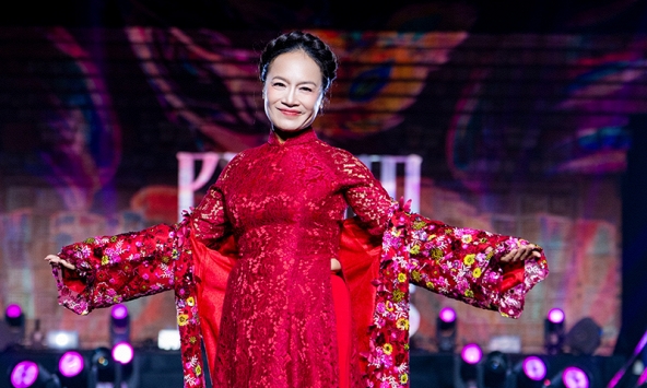 Diễn viên Tú Oanh, Minh Cúc, Đào Hoàng Yến cùng dàn người mẫu sải bước trên sàn diễn tại Ninh Bình