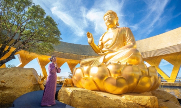 Cận cảnh tôn tượng “Đức Phật đến từ quá khứ” mới an vị tại núi Bà Đen, Tây Ninh