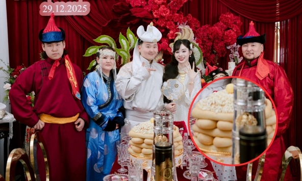 Đám hỏi dâu Việt - rể Mông Cổ hot nhất MXH lúc này, nhà trai gây chú ý với tháp bánh lạ trên bàn lễ