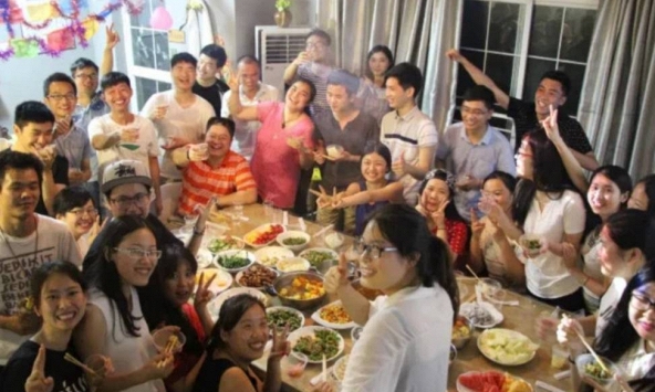 Đi họp lớp sau 15 năm, người lái BMW, Mercedes được xếp ngồi riêng, tôi bị ra rìa: Về đến nhà, nhận được tin nhắn 38 chữ quá sốc