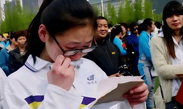 Nữ sinh được điểm 0 môn Toán nhưng vẫn đỗ vào ĐH top 1: Nghe Hiệu trưởng nói lý do, cả nước ngỡ ngàng