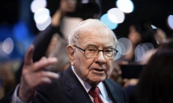 Warren Buffett nghỉ hưu ở tuổi 95: Rời ghế CEO nhưng để lại bài học cuối cùng về kho tiền 358 tỷ USD khiến cả thế giới ngả mũ