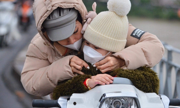 Không khí lạnh sầm sập tràn về: Miền Bắc chìm trong rét buốt, Hà Nội lạnh tê tái thấp nhất 10 độ C