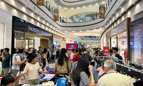 Sức mua Tết Dương lịch tăng vọt 20–40%, bán lẻ vào ‘guồng’ cao điểm