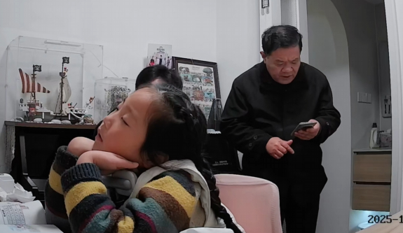 Bé gái ngủ gật khi làm bài tập, phản ứng của người cha đã trả lời cho câu hỏi: Chúng ta cần con giỏi hay cần con hạnh phúc?