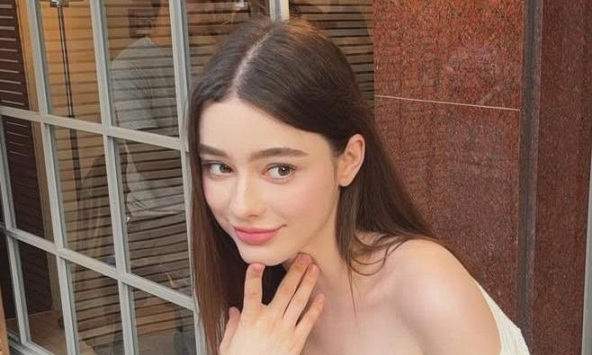 Mỹ nhân có gương mặt đẹp nhất thế giới, da trắng như sứ, được ví là “người đẹp không góc chết”