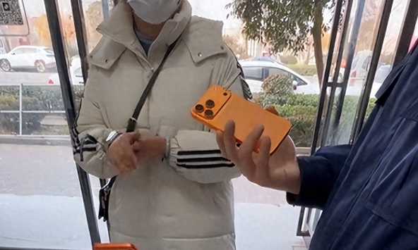 Mua iPhone 17 Pro Max giá 10 triệu, người phụ nữ tố chủ cửa hàng gian lận: Bàn tay của anh là bằng chứng