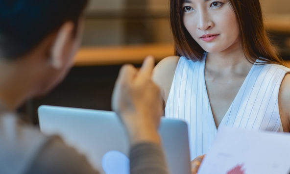 Thường xuyên làm 4 việc này tại nơi làm việc là biểu hiện của người EQ thấp