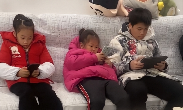 Cảnh tượng 8 đứa trẻ cắm mặt vào điện thoại trong buổi họp mặt gia đình gây ám ảnh