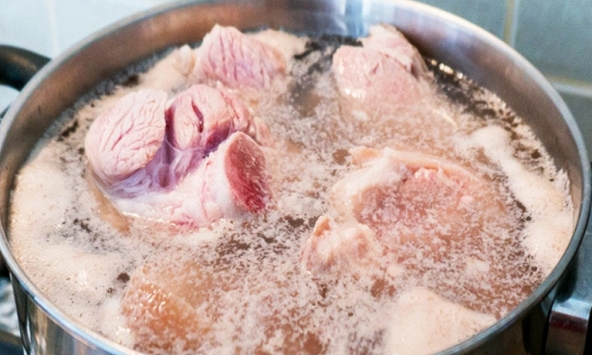Luộc thịt nên thả nước lạnh hay đợi nước sôi? Chuyên gia giải đáp 1 câu khiến nhiều người lập tức thay đổi suy nghĩ