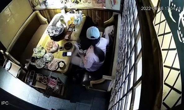 Phát hiện người phụ nữ ăn buffet 800.000 đồng/suất nhưng gói hơn 170 triệu đồng đồ ăn mang về nhà