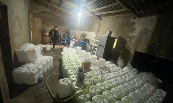 Công an bất ngờ phát hiện 44 can nhựa chứa dung dịch màu xanh trong căn nhà ẩm thấp: Thứ quen mặt, nhiều người tìm mua dịp Tết