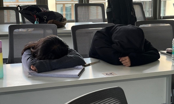 Gần 50% học sinh trung học ở quốc gia này ngủ chưa đủ 6 tiếng mỗi ngày