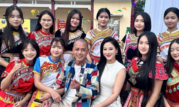 Khoảnh khắc cha đẻ 'Đại gia chân đất' bên dàn mỹ nhân gây chú ý