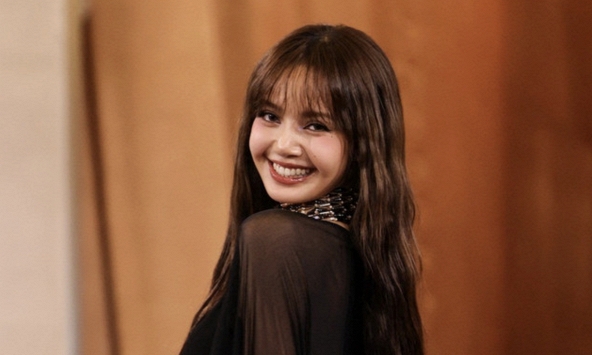 Quyết định của Lisa (BLACKPINK) bị cả MXH tấn công