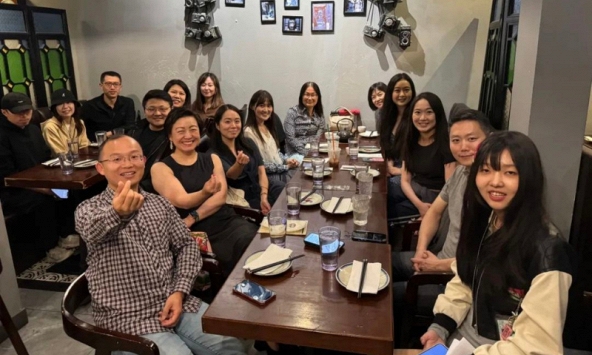 Đi họp lớp, tôi phát hiện người duy nhất vẫn đi xe buýt là lớp trưởng: Ngày hôm sau được hẹn gặp riêng, tôi chết sững!