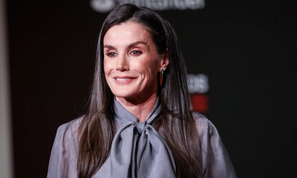 Không hẹn mà gặp: Vương hậu Letizia và Vương phi Kate cùng lăng xê mẫu áo 'quyền lực mềm' giúp chị em công sở sang lên vài chân kính