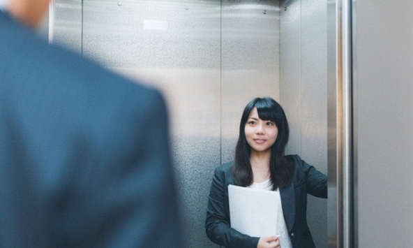 Sếp nữ hỏi: 'Nếu đi công tác cùng tôi mà vợ bạn ghen thì sao?', nam ứng viên chốt chốt 1 câu, sếp bật ngửa vì quá sắc sảo!