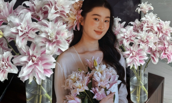 Cắm bình hoa bách hợp Isabella 'đẹp như tranh' ngày Tết: Bí kíp dưỡng hoa nở đều, tươi lâu cả tháng chỉ nhờ thứ này