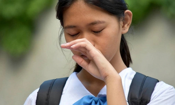 Tài khoản của nữ sinh tháng nào cũng nhận tiền từ một người đàn ông lạ: 4 năm sau sự thật mẹ cô 'lặng người' bật khóc