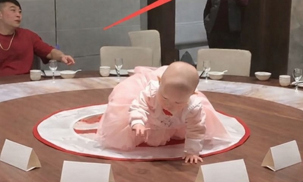 2 gia đình tổ chức tiệc sinh nhật cho con Y CHANG nhau, một bên được khen hết lời, bên bị chê thậm tệ: Vì sao?