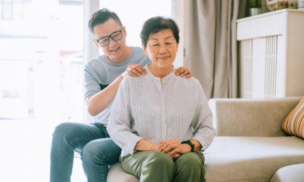 Lương hưu 41 triệu đồng, cụ bà cho con trai 37 triệu/ tháng lại bị con dâu phản đối: “Xin mẹ đừng đưa nhiều tiền nữa”