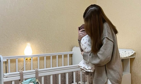 Mới sinh con chưa hết cữ, tôi muốn xin ở lại ăn Tết ngoại năm nay nhưng bỗng nhiên thành 'tội đồ' trong mắt mẹ chồng