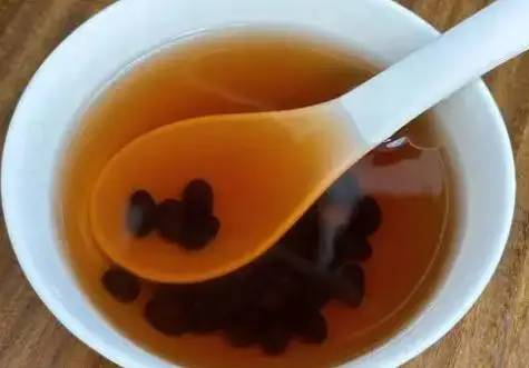 Người phụ nữ 40 tuổi uống nước đậu đen mỗi ngày để “thải độc”: 2 năm sau đi khám, bác sĩ nói một câu khiến ai cũng giật mình