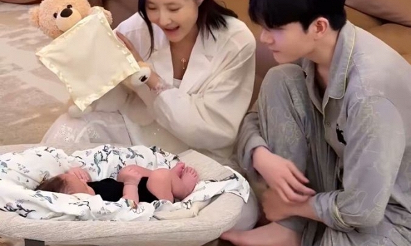 Chăm con nhỏ mệt người thì ít mà nghe chồng 'hót' tôi mệt đầu nhiều