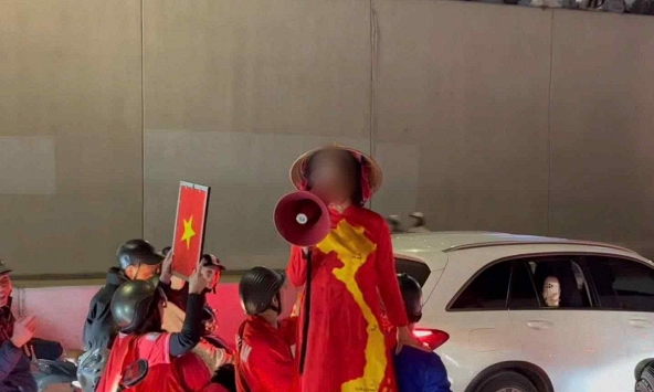 Người phụ nữ cầm loa kích động đua xe sau trận thắng của U23 Việt Nam khai gì tại công an phường?