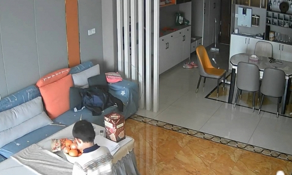 Xem xong cảnh này, ai còn dám an tâm khi lắp camera trong nhà?