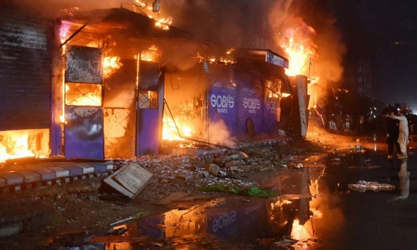 Trung tâm mua sắm cháy suốt 24 giờ khiến 11 người chết, hơn 60 người chưa rõ tung tích