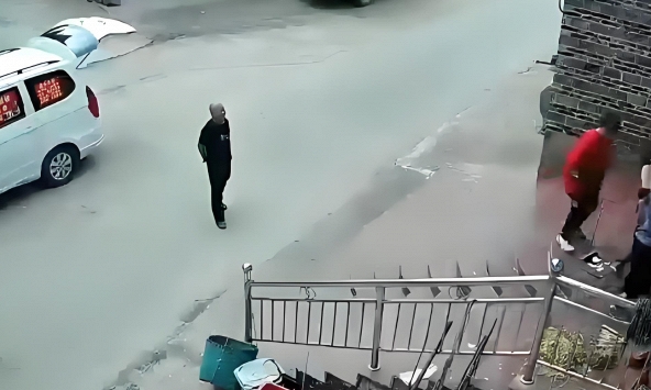 Xem xong cảnh này, ai còn dám chủ quan khi để trẻ con chơi trước cửa nhà?