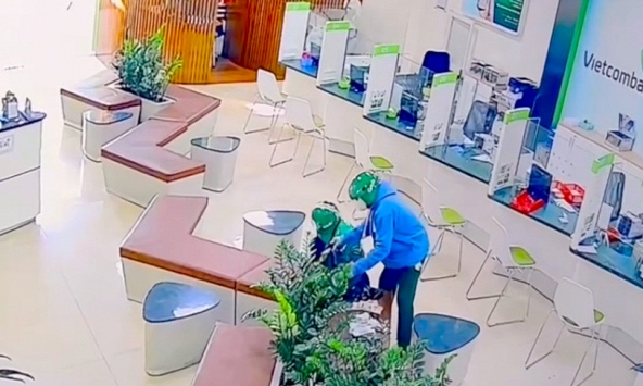 Clip: 60 giây thót tim đối diện 2 tên cướp táo tợn lấy đi 1,8 tỷ đồng ở ngân hàng