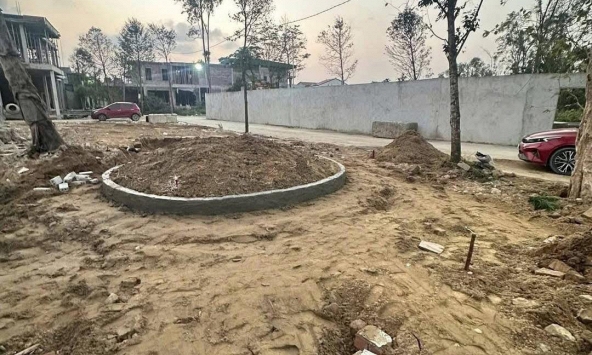 Mua đất, chuẩn bị xây nhà thì chủ cũ bất ngờ đắp mộ giữa đất: Người xây mộ nói gì?