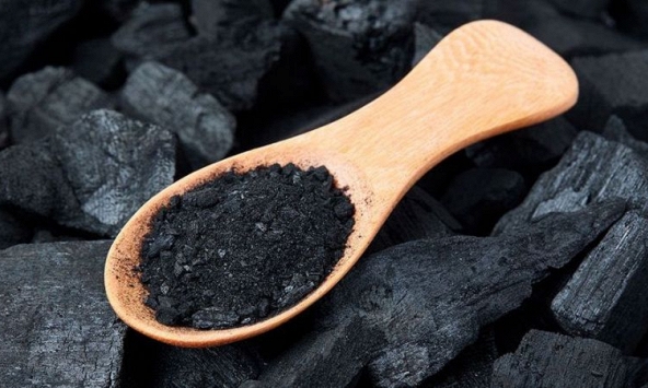 Thứ bột đen sì này xuất hiện khắp nơi: Từ làm đẹp, ăn uống tới khử mùi, rốt cuộc có gì hay?