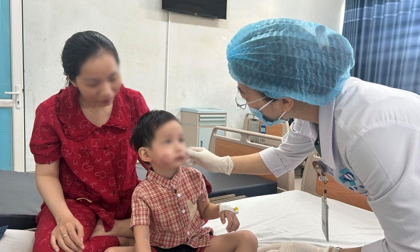 Bé trai 4 tuổi bị chó thả rông cắn vào mặt ngay trước nhà sau 1 câu nói, xót xa tình trạng khi nhập viện