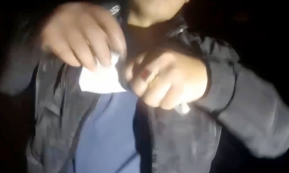 Người đàn ông giật và xé phiếu đo nồng độ cồn của CSGT giữa phố