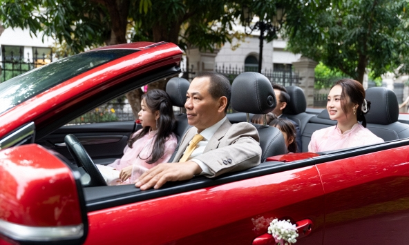 Khung hình hiếm có: Tỷ phú Phạm Nhật Vượng đích thân làm một việc trong đám cưới con trai