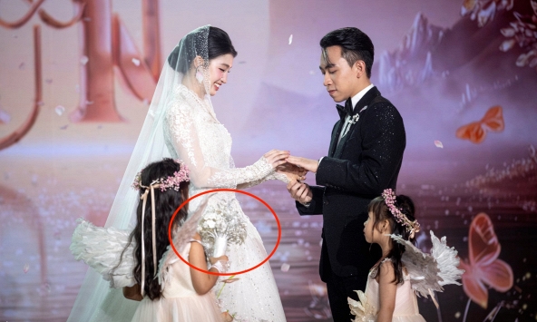 Bó hoa cưới ánh kim trong đám cưới Phương Nhi - Minh Hoàng khiến dân tình không ngừng bàn tán