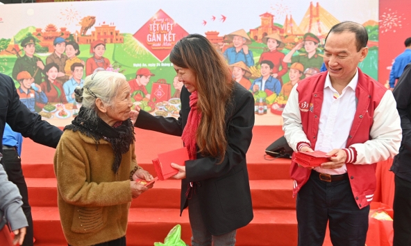 Người dân Nghệ An trải nghiệm không gian văn hóa Tết tại sự kiện “Chung Vị Tết Việt - Gắn Kết Muôn Miền”