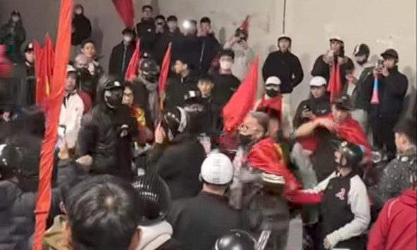 Phẫn nộ vụ gây rối khi 'đi bão' ở hầm Kim Liên: Nhóm thanh thiếu niên bàn nhau xô đẩy để 'sàm sỡ' các cô gái trẻ đi qua