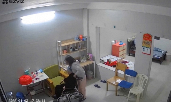 Con xem lại camera 7 ngày rồi 'sốc' nặng khi thấy cảnh nữ giúp việc đối xử với mẹ già gần 90 tuổi