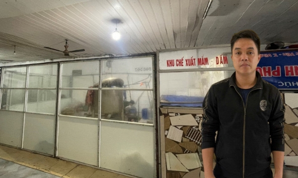 Khởi tố Giám đốc Nguyễn Minh Quang sinh năm 1992, giám định gần 2.400 chai tang vật