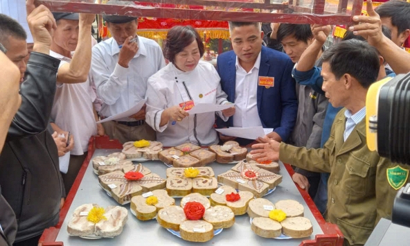 Độc đáo cuộc thi dâng cỗ cúng Thánh tại Lễ hội Đền Gin