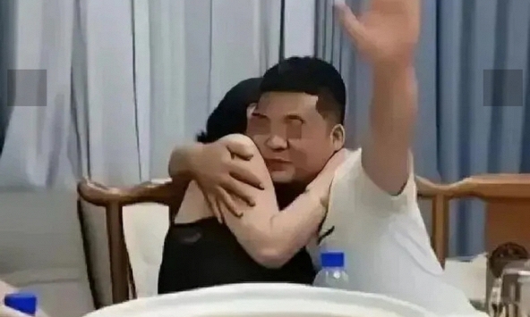 Xôn xao cảnh bạn học cũ đã có gia đình ôm hôn nhau trong buổi họp lớp cuối năm: Sự thật là gì?