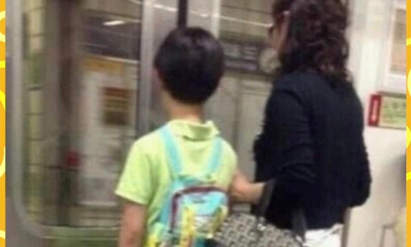 Chi tiết bất thường trong bức ảnh hai mẹ con khiến ngàn phụ huynh xuýt xoa: Dạy con sao hay thế!